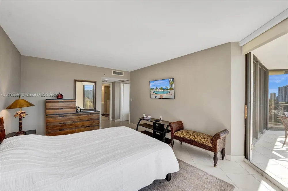 3600 Yacht Club Dr, Aventura, FL 33180