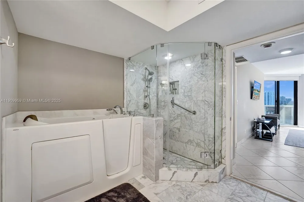3600 Yacht Club Dr, Aventura, FL 33180
