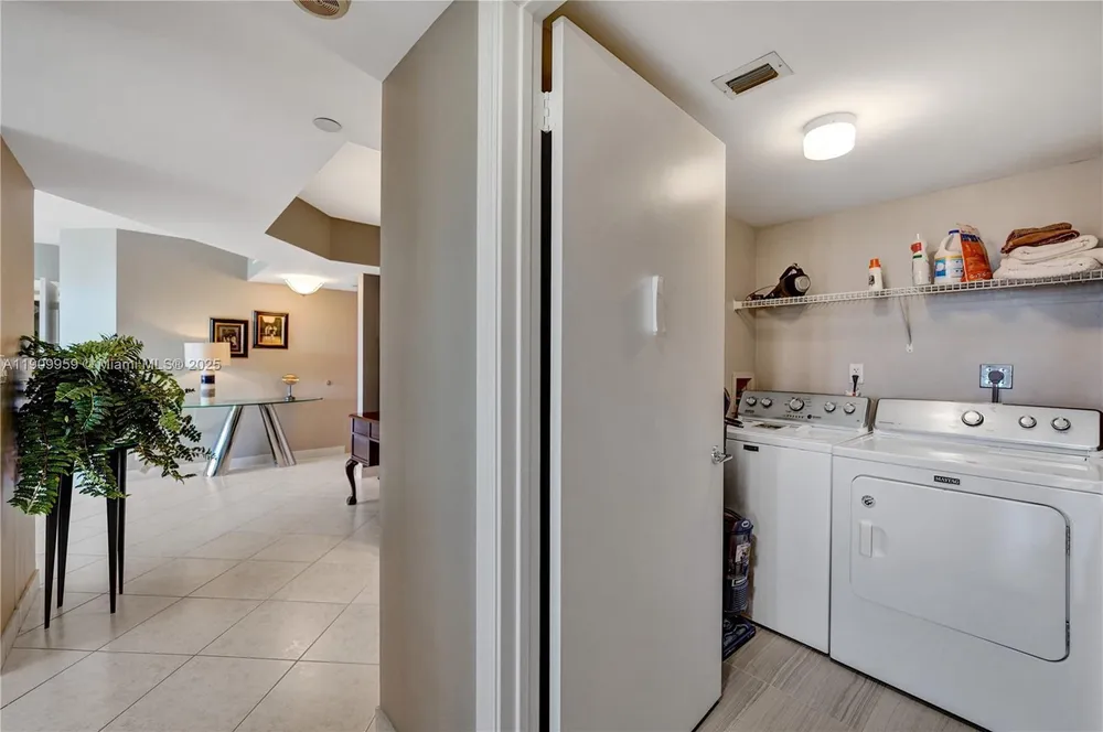 3600 Yacht Club Dr, Aventura, FL 33180