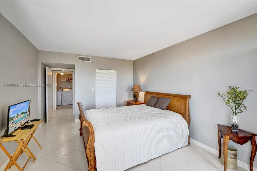 3600 Yacht Club Dr, Aventura, FL 33180
