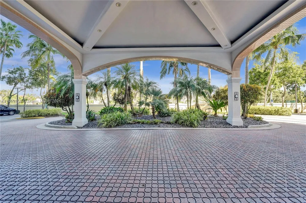 3600 Yacht Club Dr, Aventura, FL 33180