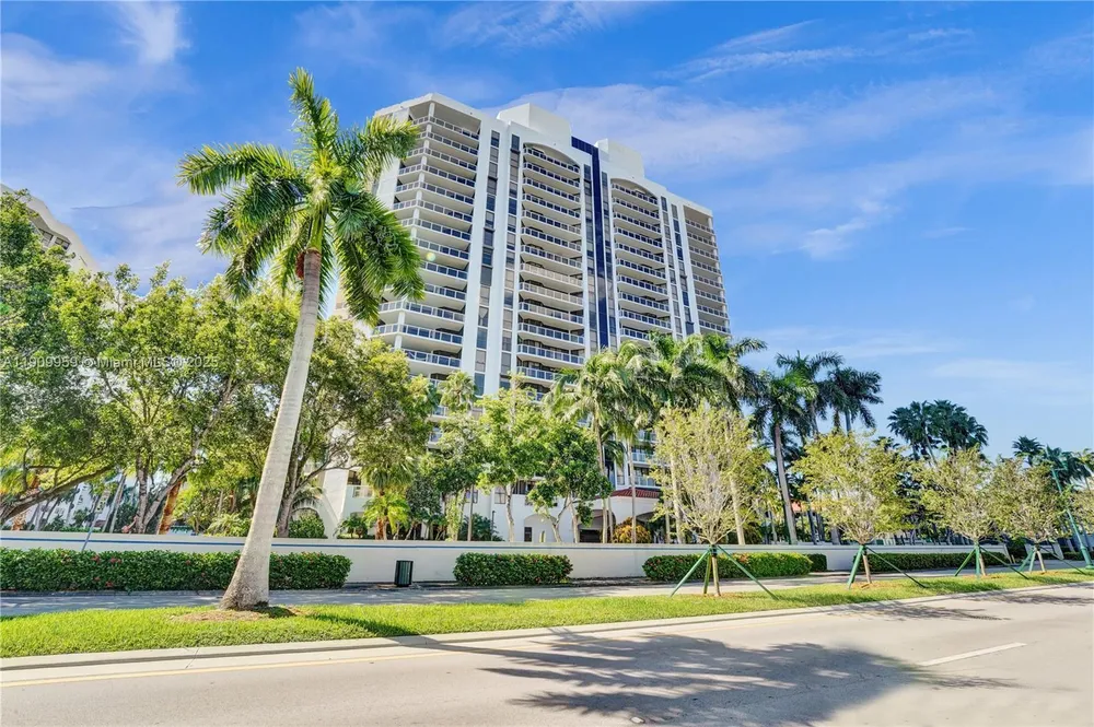 3600 Yacht Club Dr, Aventura, FL 33180