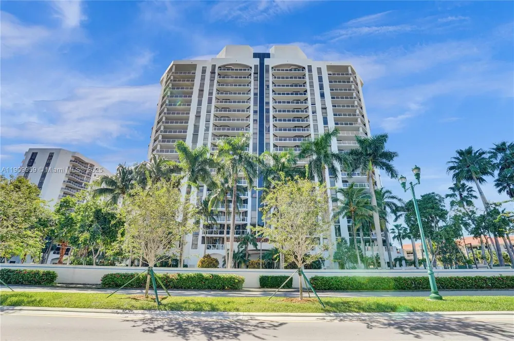 3600 Yacht Club Dr, Aventura, FL 33180