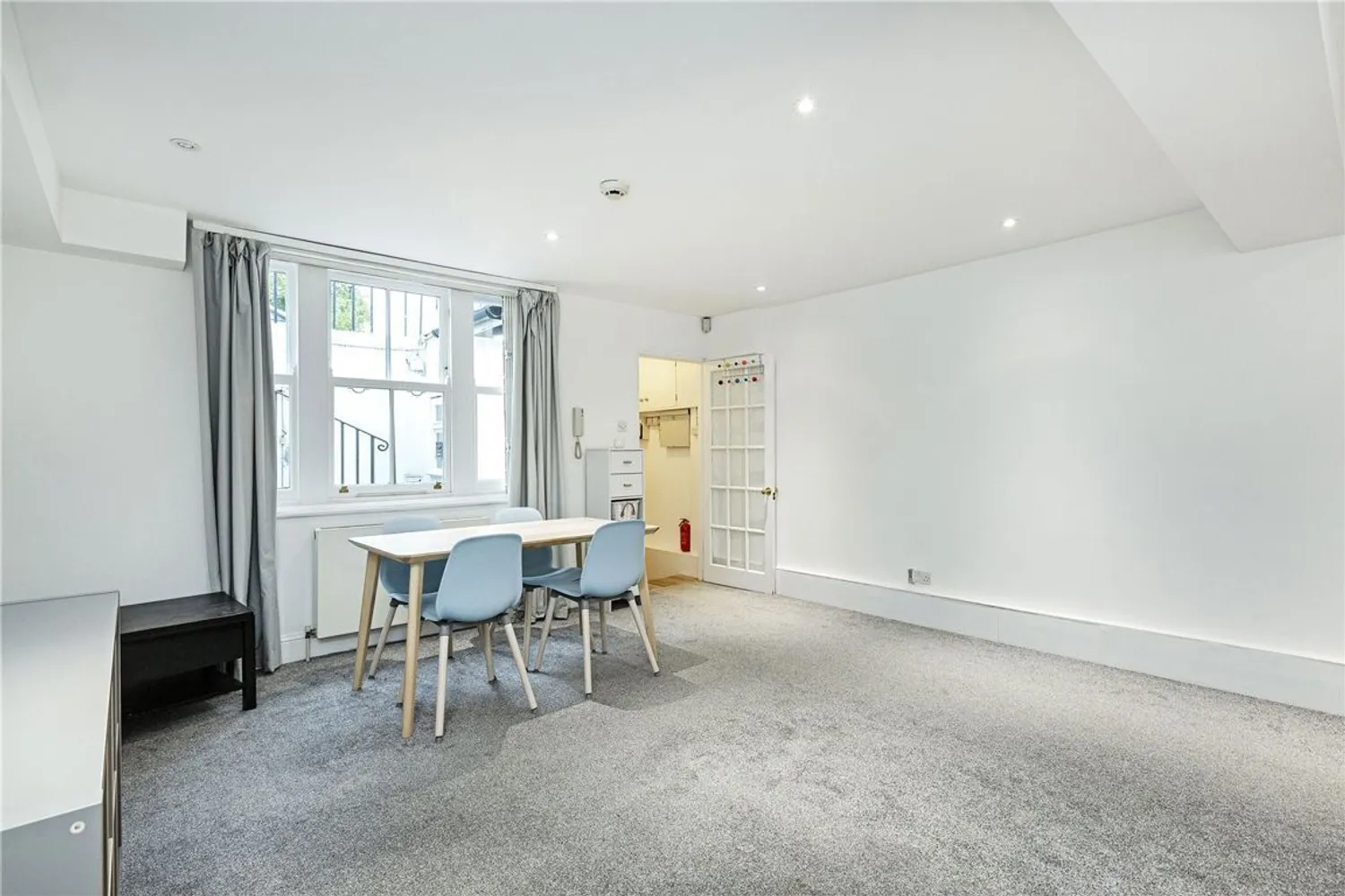 Westmoreland Terrace, London, SW1V photo 2