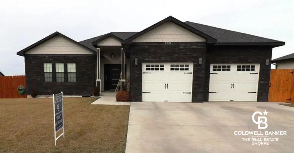 2201 Glenwood Dr, Garden City, KS 67846