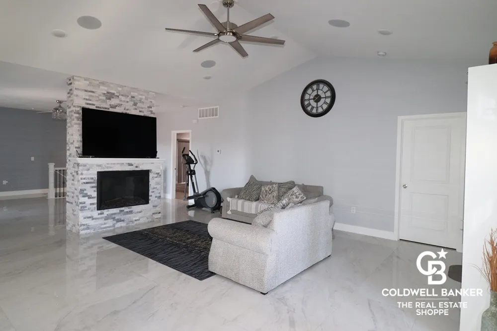 2201 Glenwood Dr, Garden City, KS 67846
