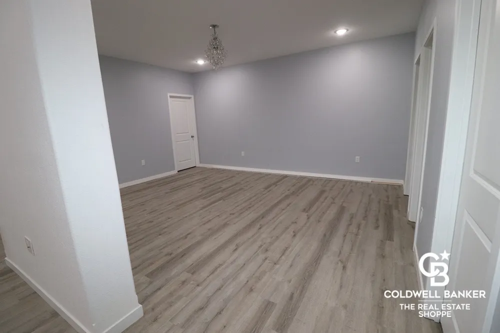2201 Glenwood Dr, Garden City, KS 67846