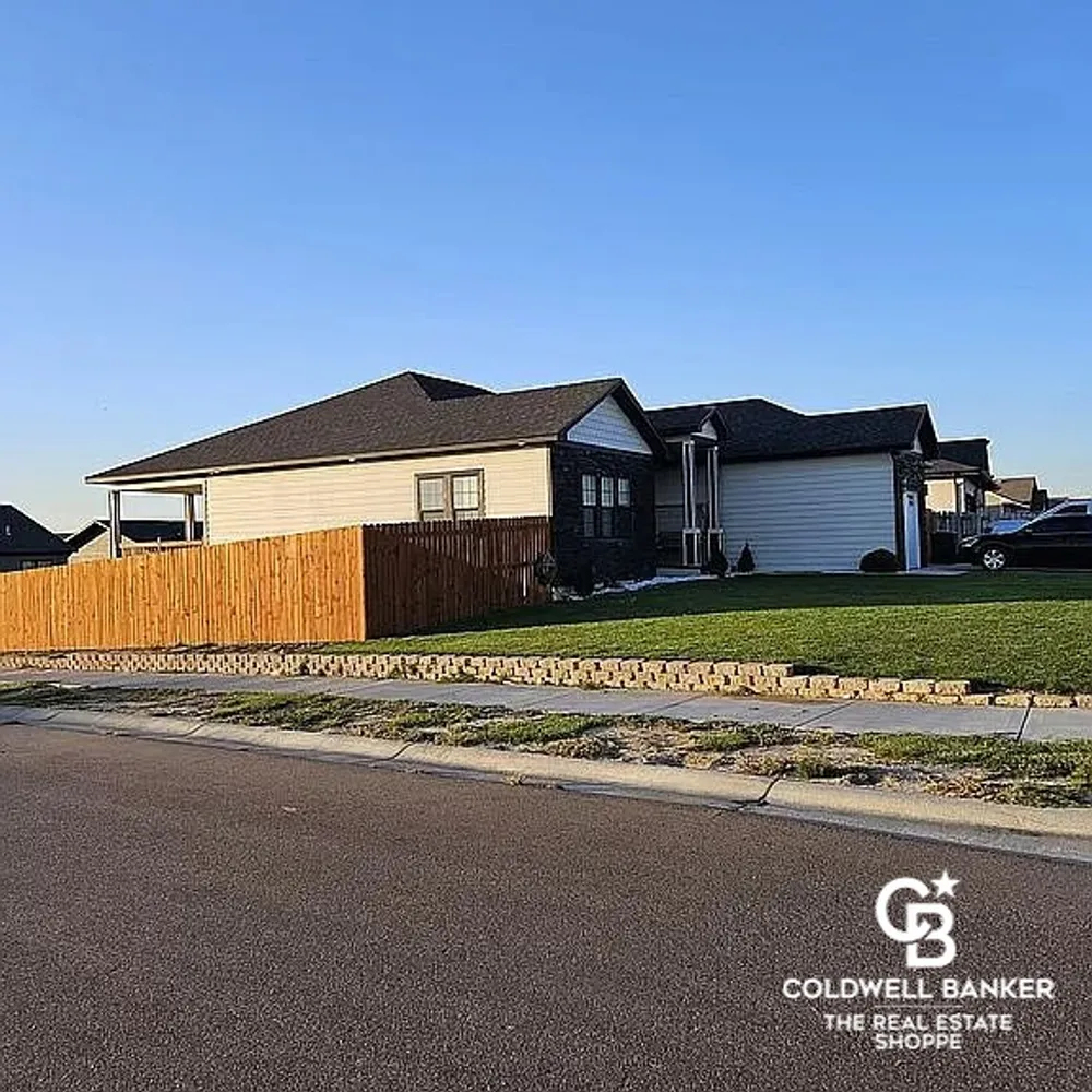 2201 Glenwood Dr, Garden City, KS 67846