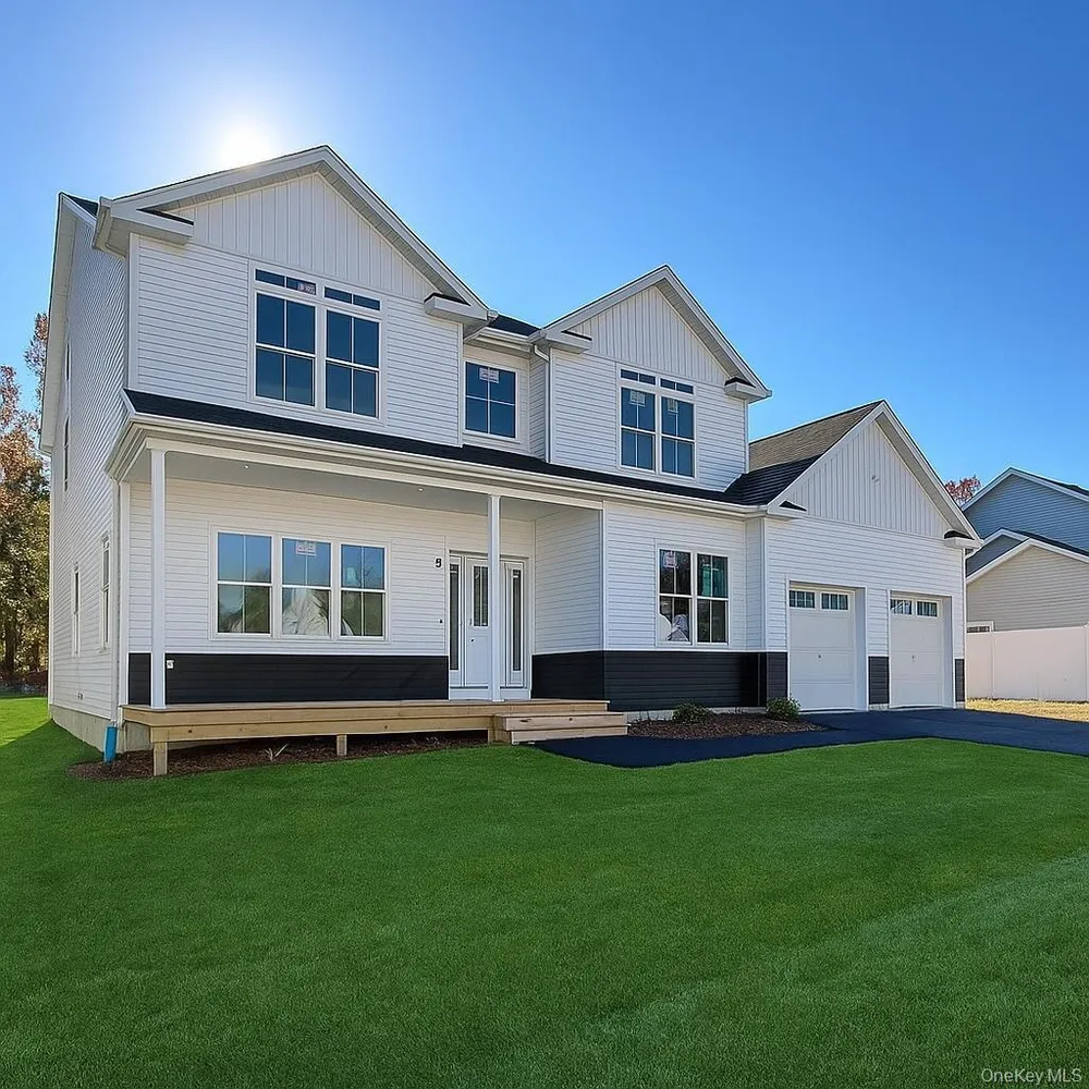 12 Fox Run Ct, Ridge, NY 11961