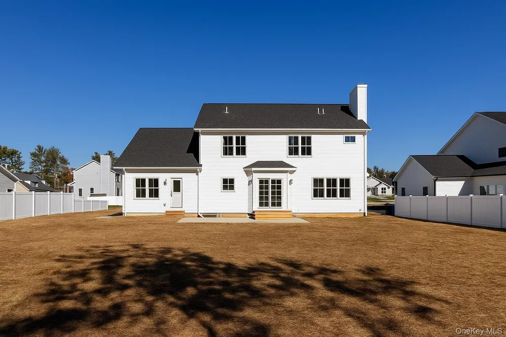 12 Fox Run Ct, Ridge, NY 11961