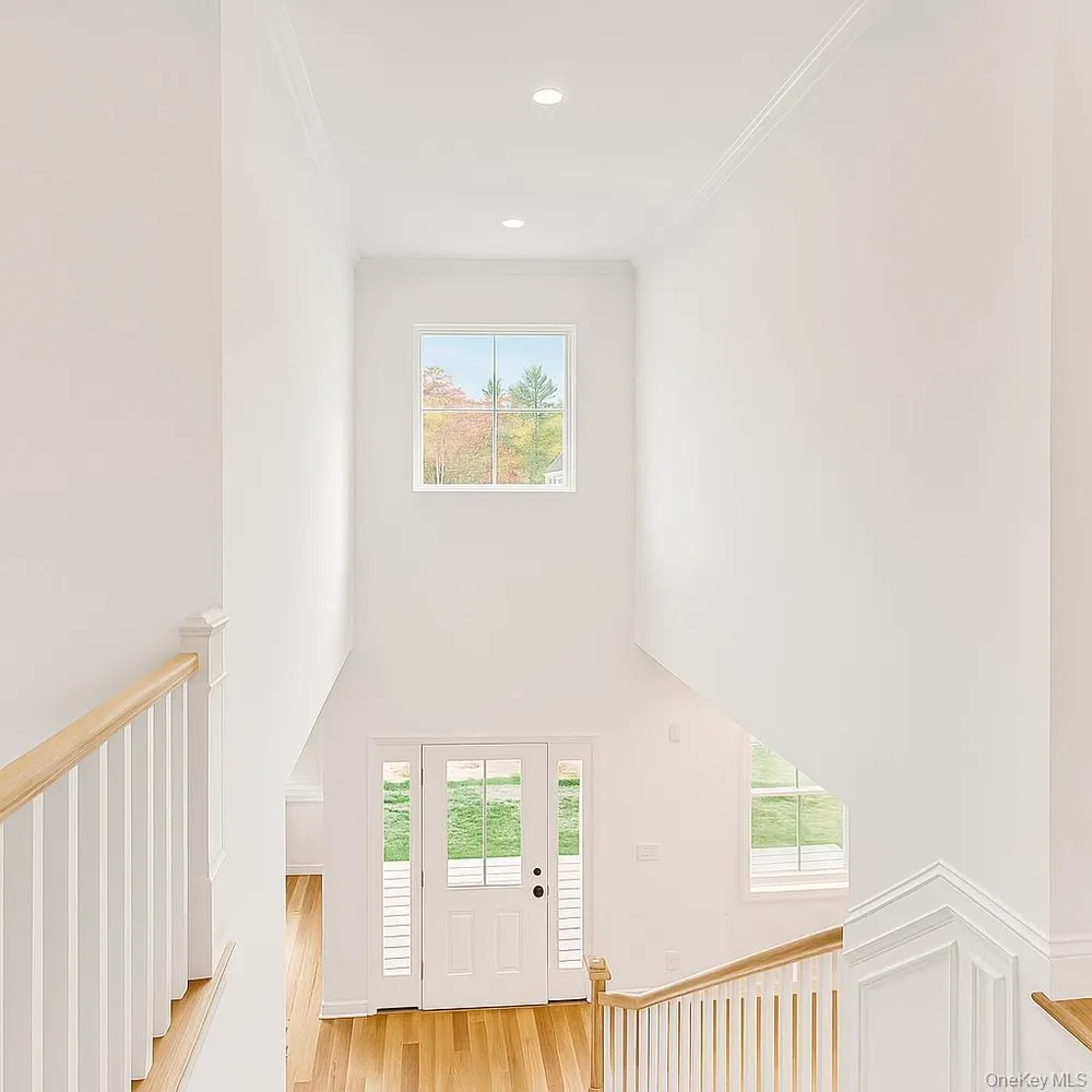 12 Fox Run Ct, Ridge, NY 11961