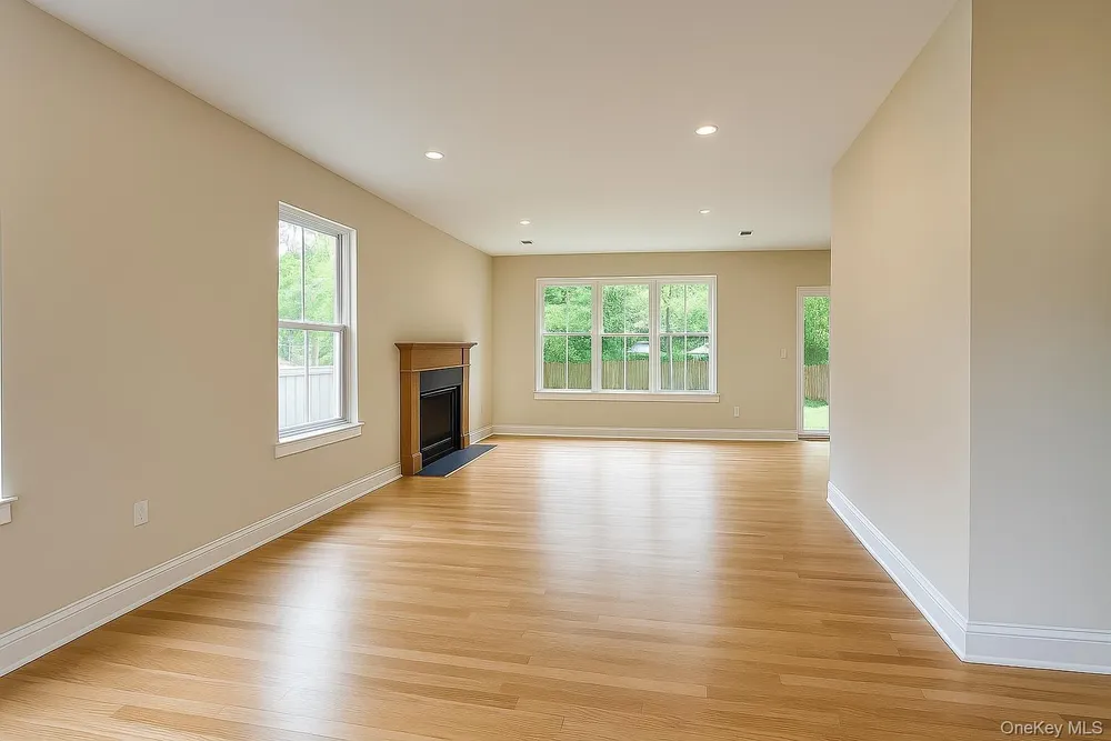 12 Fox Run Ct, Ridge, NY 11961