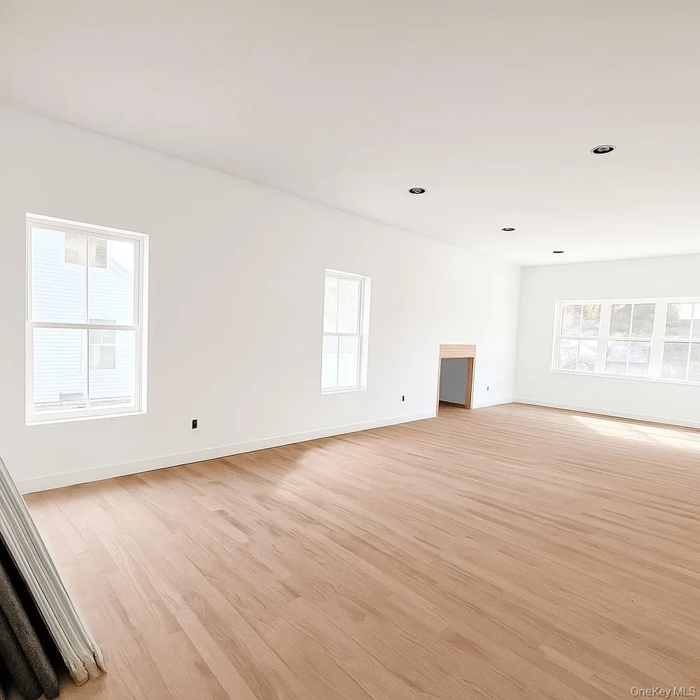 12 Fox Run Ct, Ridge, NY 11961