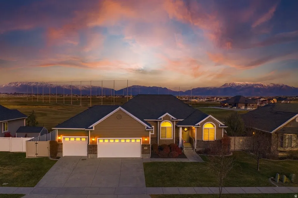 2444 N Hooded Crane Cir, Clinton, UT 84015