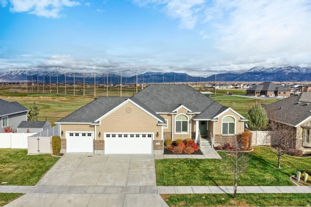 2444 N Hooded Crane Cir, Clinton, UT 84015