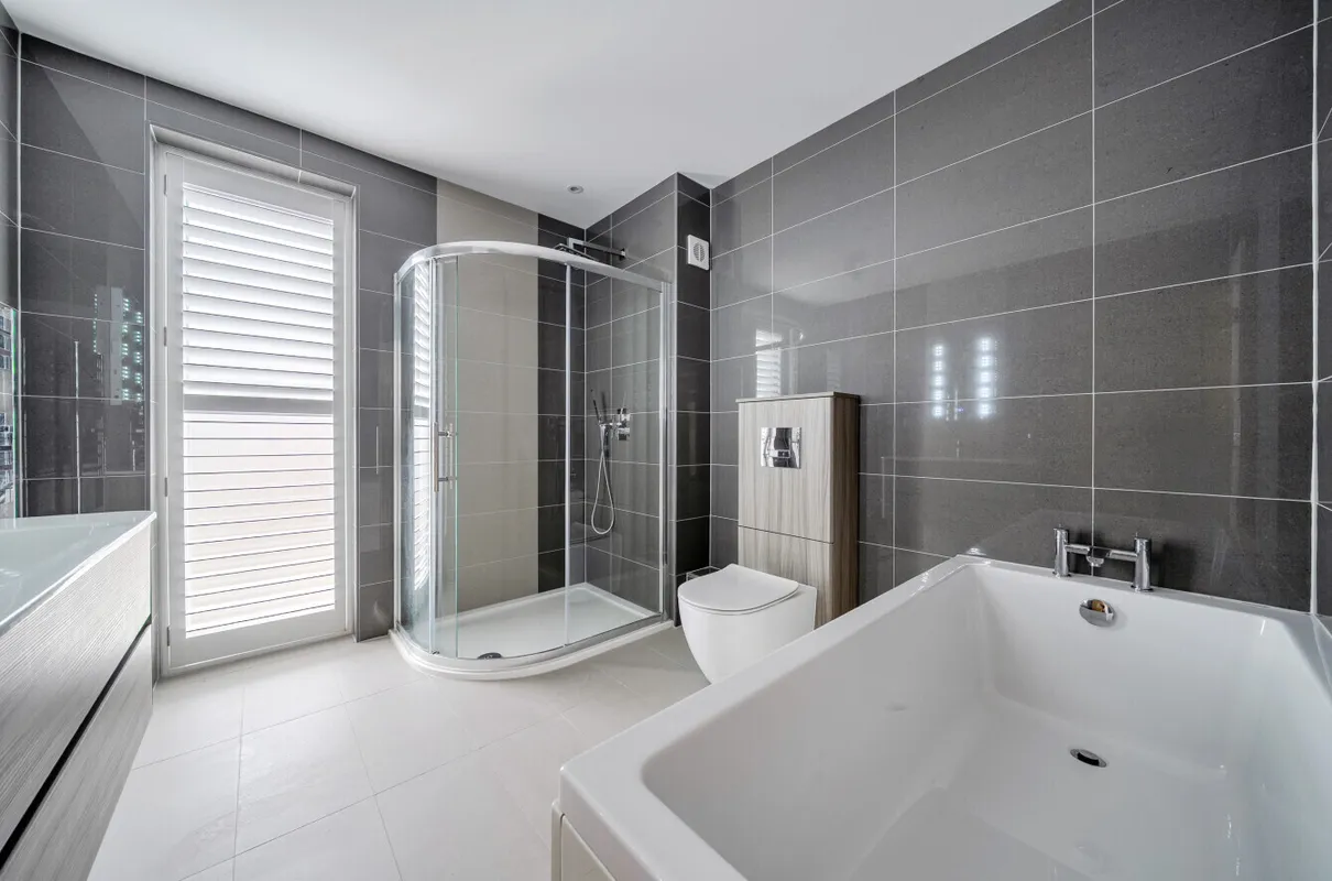 17 Frensham Road, Lower Bourne, Farnham, GU9