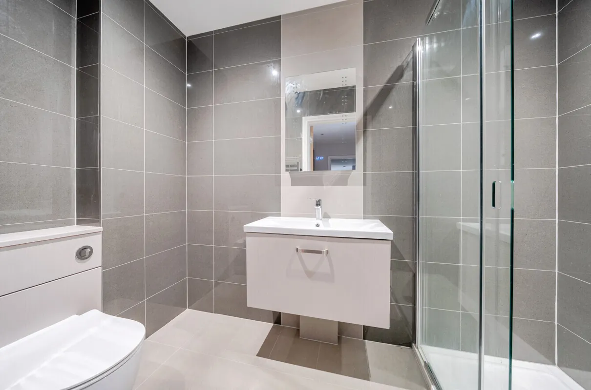 17 Frensham Road, Lower Bourne, Farnham, GU9