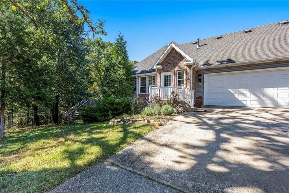 832 Hilltop Dr, Rogers, AR 72756