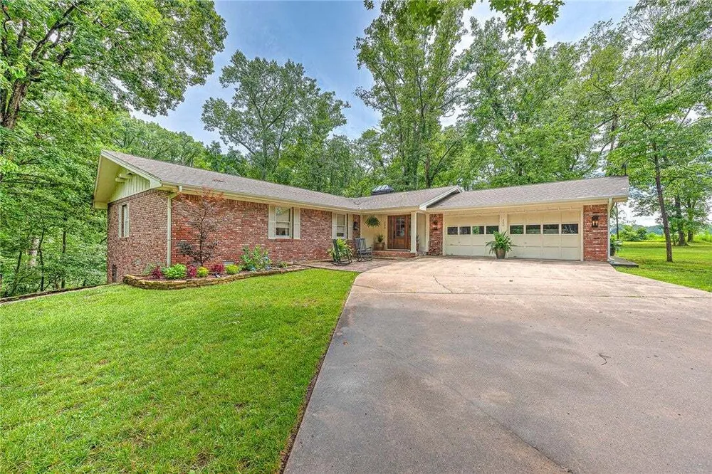 200 Kayla Dr, Rogers, AR 72756
