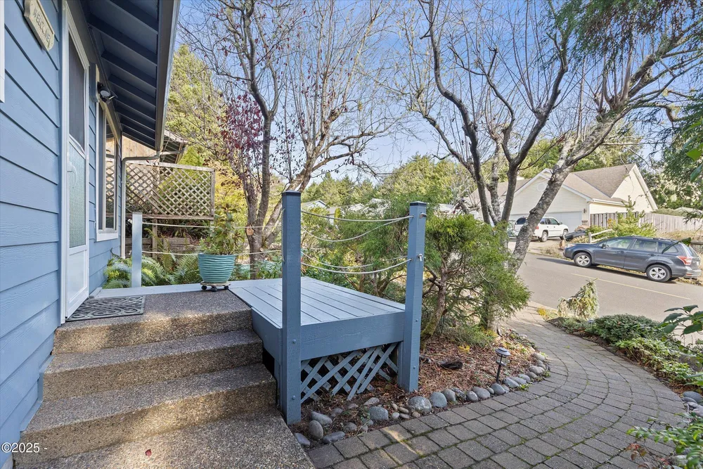 1420 SW Fairway Circle, Waldport, OR 97394