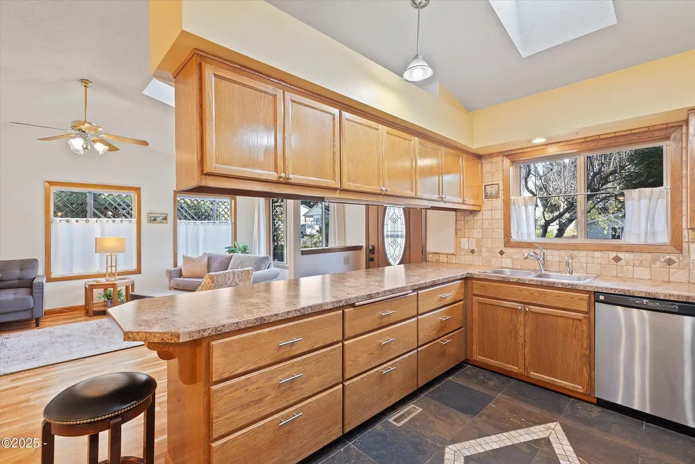 1420 SW Fairway Circle, Waldport, OR 97394