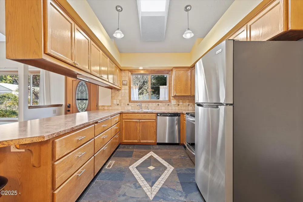 1420 SW Fairway Circle, Waldport, OR 97394