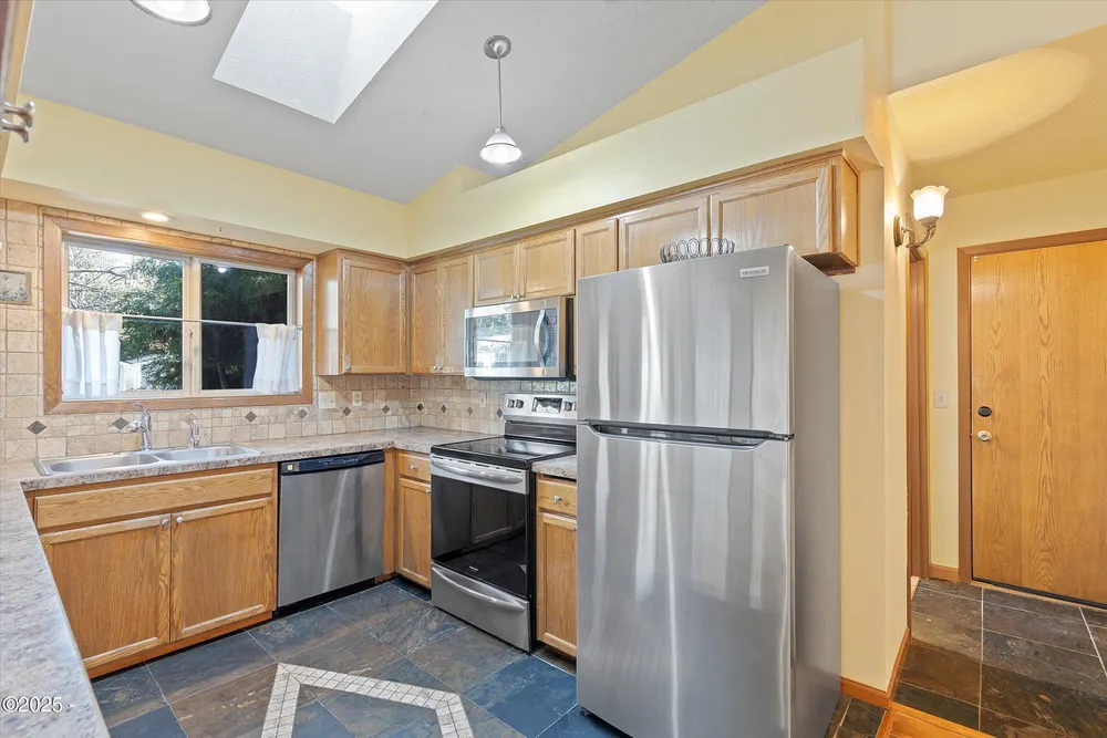 1420 SW Fairway Circle, Waldport, OR 97394
