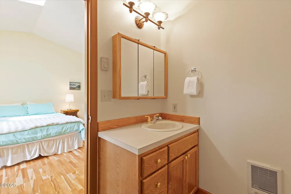 1420 SW Fairway Circle, Waldport, OR 97394