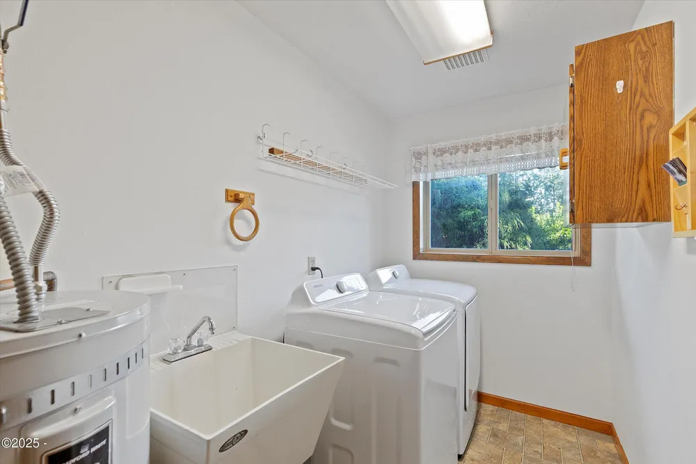 1420 SW Fairway Circle, Waldport, OR 97394