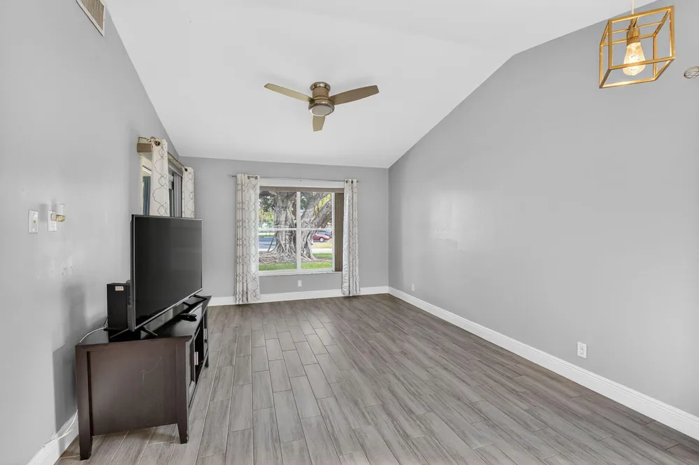 28 Via de Casas Norte, Boynton Beach, FL 33426