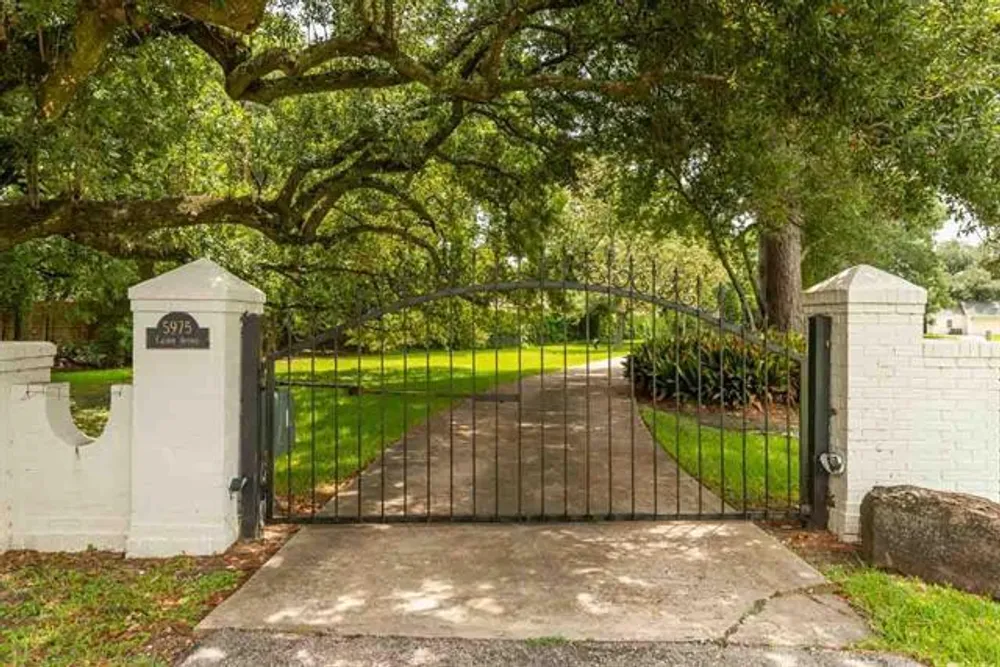 5975 Calder Ave, Beaumont, TX 77707