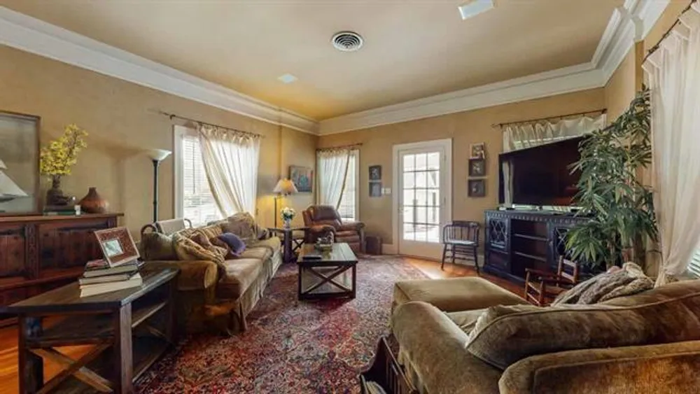 5975 Calder Ave, Beaumont, TX 77707