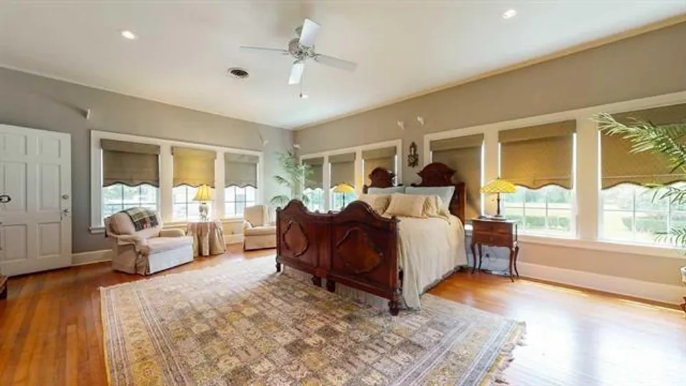 5975 Calder Ave, Beaumont, TX 77707