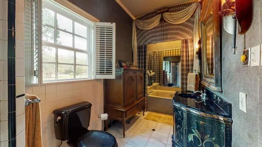 5975 Calder Ave, Beaumont, TX 77707