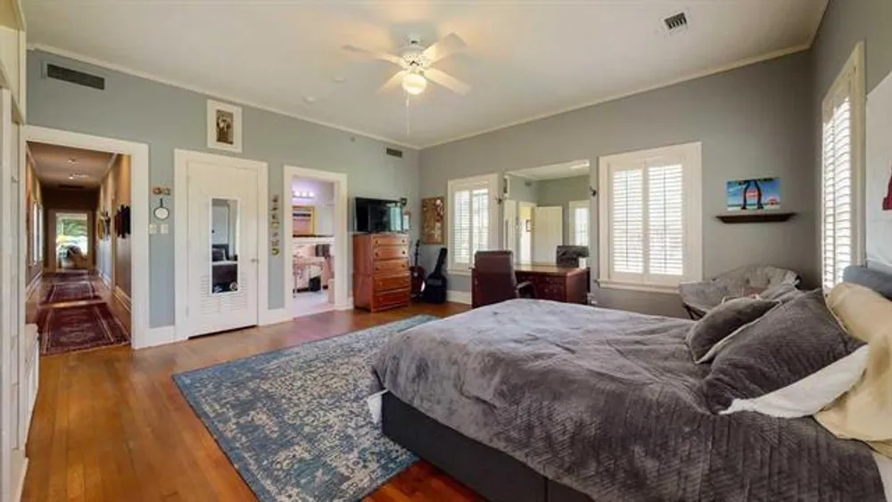 5975 Calder Ave, Beaumont, TX 77707