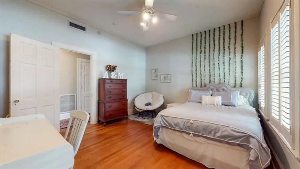 5975 Calder Ave, Beaumont, TX 77707
