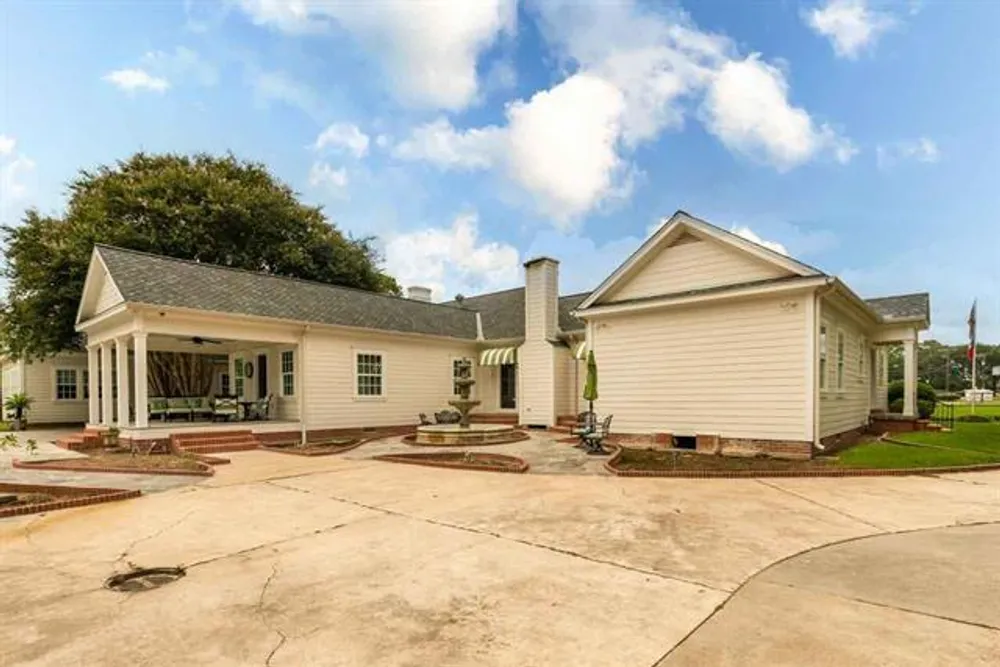 5975 Calder Ave, Beaumont, TX 77707