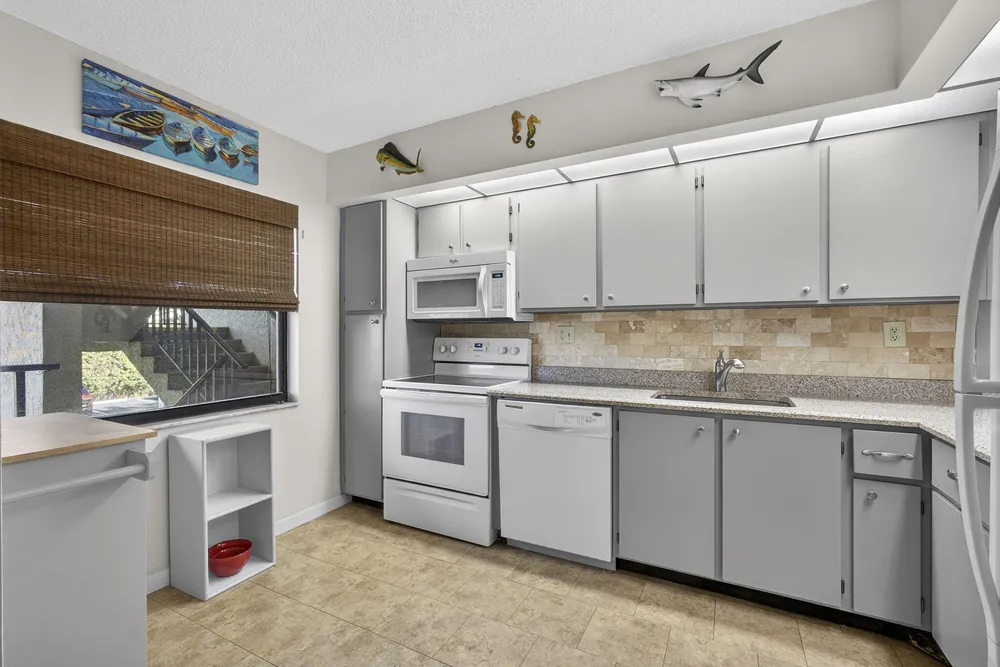 896 S Federal Hwy, Lantana, FL 33462