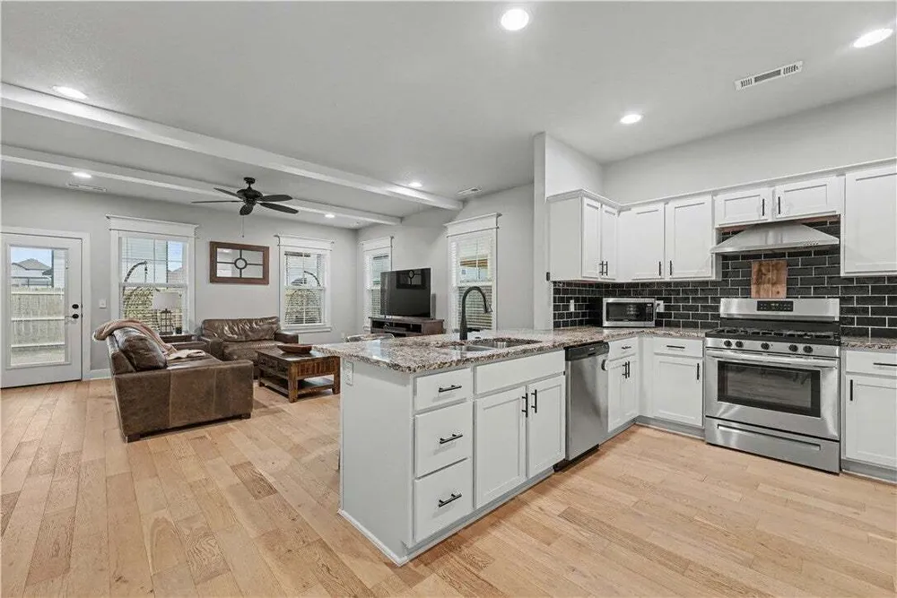1716 W Broadway Pl, Rogers, AR 72758