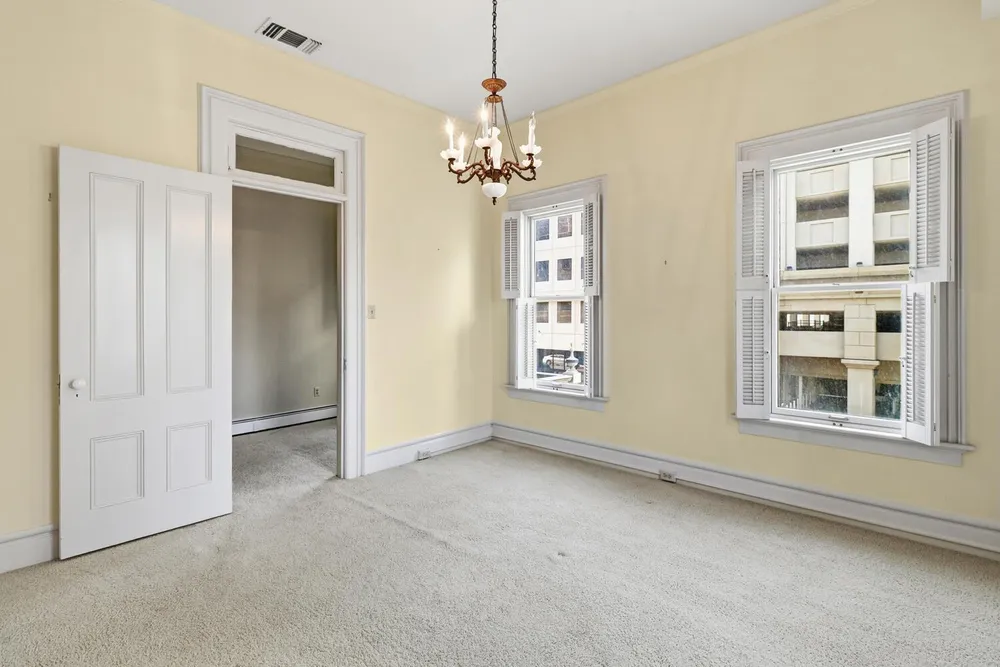 915 11th St, Sacramento, CA 95814