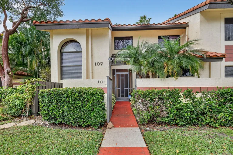 10215 N Circle Lake Dr, Boynton Beach, FL 33437