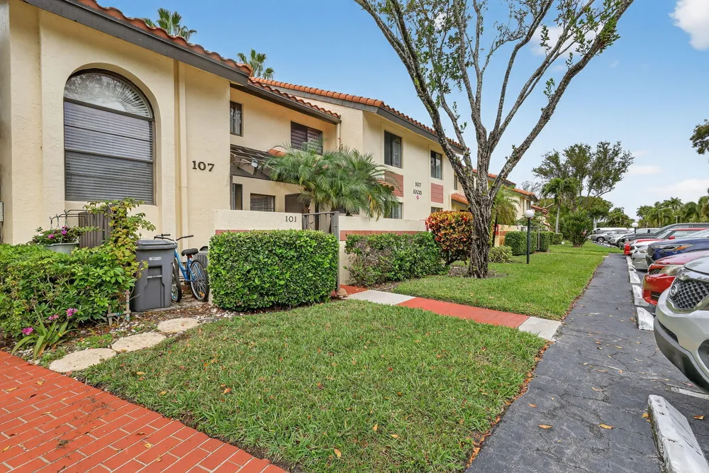 10215 N Circle Lake Dr, Boynton Beach, FL 33437