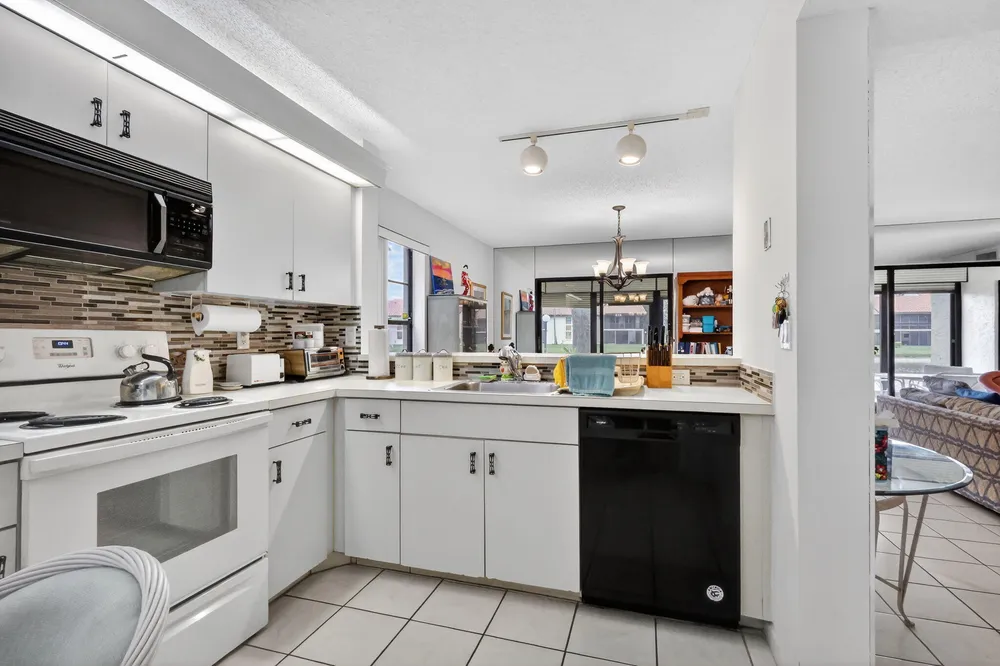 10215 N Circle Lake Dr, Boynton Beach, FL 33437