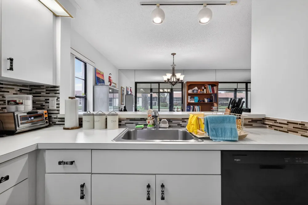 10215 N Circle Lake Dr, Boynton Beach, FL 33437