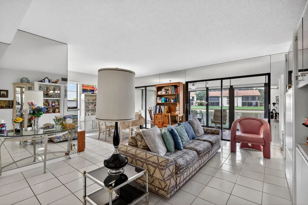 10215 N Circle Lake Dr, Boynton Beach, FL 33437
