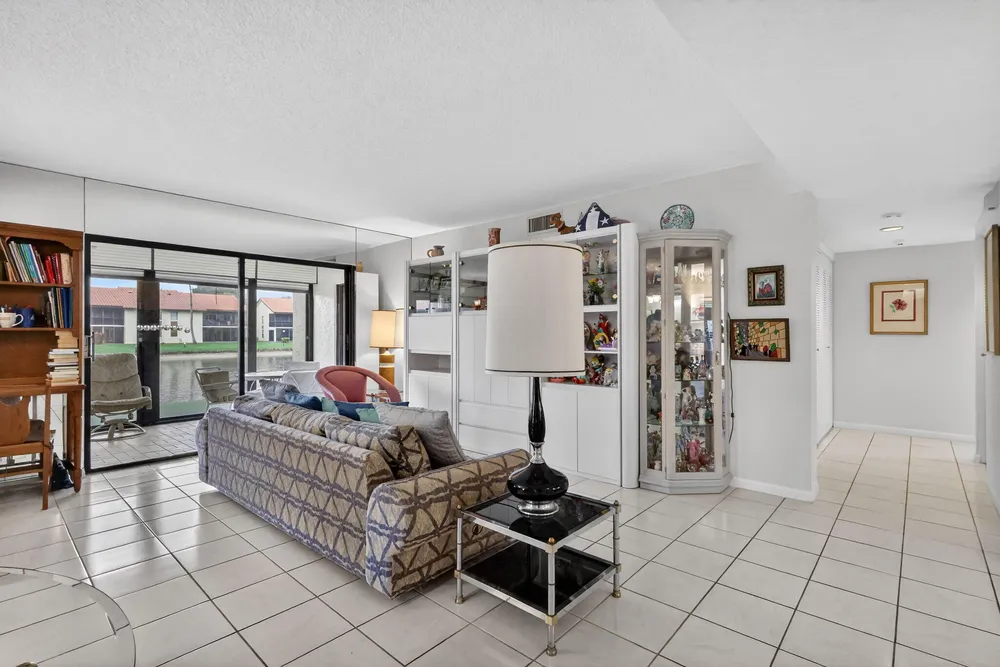 10215 N Circle Lake Dr, Boynton Beach, FL 33437