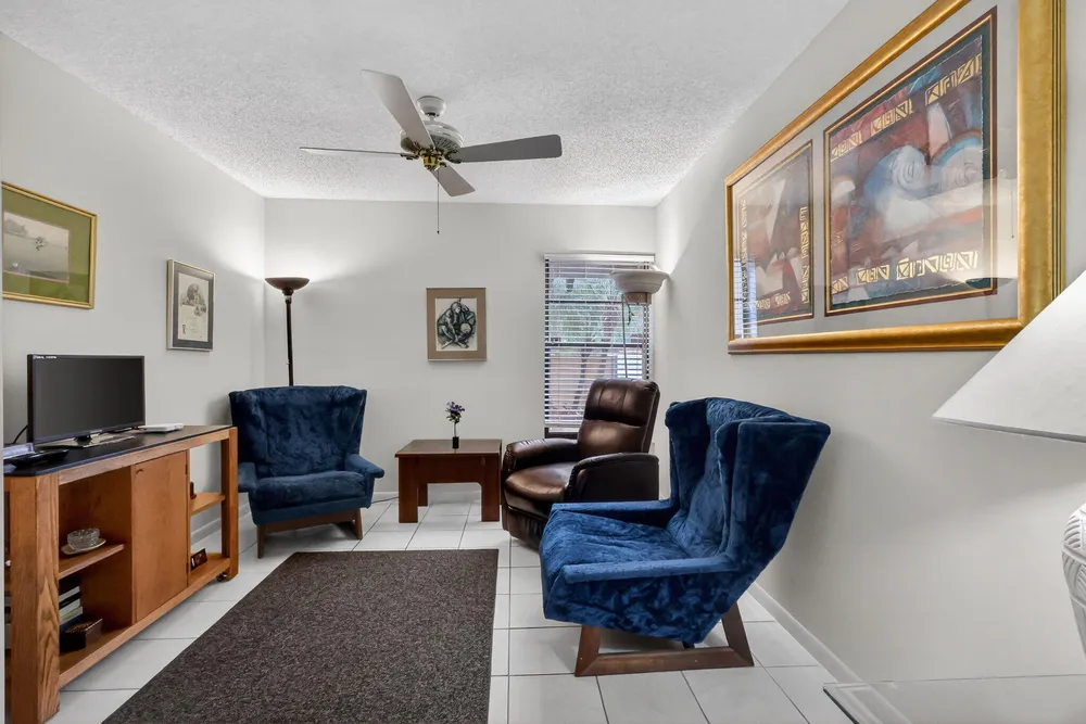 10215 N Circle Lake Dr, Boynton Beach, FL 33437