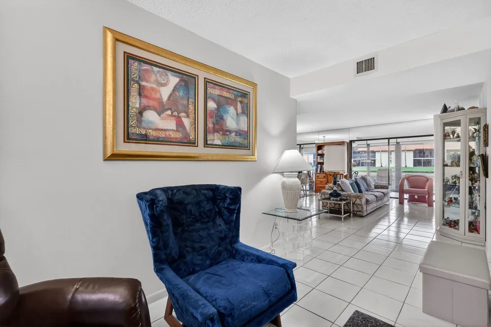 10215 N Circle Lake Dr, Boynton Beach, FL 33437