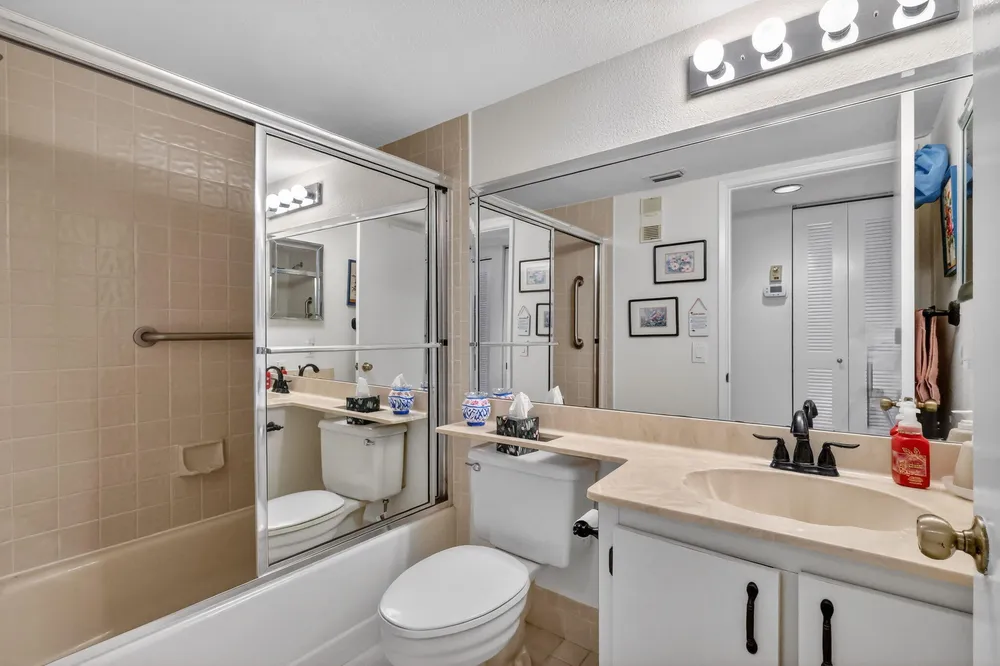 10215 N Circle Lake Dr, Boynton Beach, FL 33437