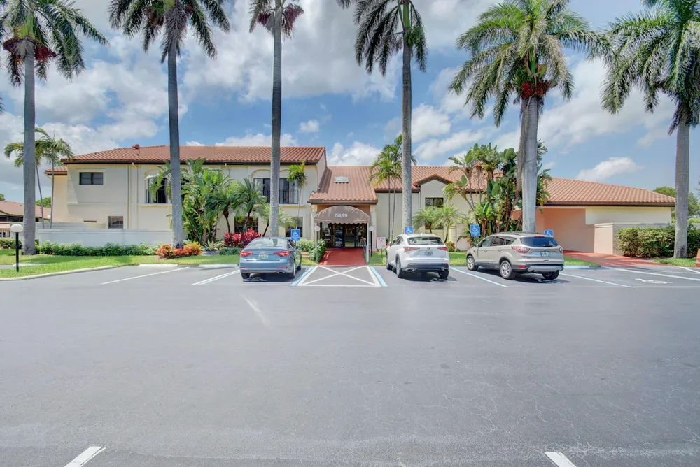 10215 N Circle Lake Dr, Boynton Beach, FL 33437